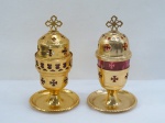 Duas (02) candeias ( Lâmpada de virgem ortodoxa de mesa) conhecido como Kandilia, confeccionado em metal dourado com cruz bizantina no topo, interior com recipiente em vidro. Med. 20 cm cada.