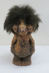 RARIDADE VINTAGE - Antigo boneco troll  nórdico, feito à mão na Noruega, parte de uma coleção antiga e anterior a 1975. Este clássico troll apresenta cabelos selvagens e carrega todo o charme rústico e detalhado característico das peças da marca apreciadores da cultura norueguesa. Med. 16 cm altura.