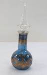 Gracioso perfumeiro/frascos de óleo Egípcio em vidro soprado em tom irisdiscente com detalhes pintados a ouro. Tampa aplicadora Dabber. Med. 26 cm alt.