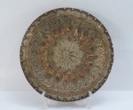 MARROCOS- Medalhão em metal dourado, decorado com geométrico em relevo. Med. 35 cm diâmetro.