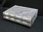 VINTAGE- Caixa porta jóias indiana " Vanity Case", estilo livro em madeira e metal prateado, interior em veludo azul com prateleiras articuladas com espelho. Med. 9 x 28 x 21 cm.