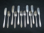 SHEFFIELD - Conjunto com doze peças em metal inglês  espessurado a prata, composto de seis garfos para frutas e seis espátulas. Medidas 13 e 15 cm.