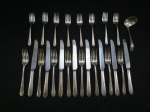 WM ROGERS - Vinte e cinco (25) talheres em metal espessurado a prata, composto; de oito garfos de mesa, oito garfos para peixe, oito facas de mesa, uma concha para molho.