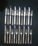 Vinte e quatro (24) talheres em metal espessurado a prata, composto de dois conjuntos sendo seis garfos e seis facas. Marcado LENOX SILVERPLATE, um com seis garfos e seis facas MARCADO REVELATION SILVER PLATE.