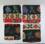 Quatro (04) capas de almofadas em Old Kilim, feita a mão desenhos geométricos, Made in Turquia. Medidas três 38 x 38 cm, uma 33 x 33 cm. Com mínimas marcas de uso, que não atrapalha a beleza da tapeçaria.