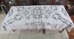 ILHA DA MADEIRA - Antiga toalha de mesa em linho português bordado à mão apresentando decoração floral acompanham 09 guardanapos. Med.: 245 x 170cm, 54 x 50  cm. Apresenta manchas toalha e guardanapos.