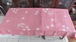 Toalha de mesa de linho com bordados florais na cor rosa. Acompanham 12 guardanapos.  Med. toalha 230 x 152 , guardanapos 43 x 43 cm. Com dois micro furinho no cano.