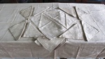 Toalha de mesa de linho com bordados florais e guirlandas na cor pérola. Acompanham 10 guardanapos.  Med. toalha 235 x 150 , 51 x 52 cm.