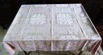 Toalha de mesa quadrada adamascada na cor pérola, com detalhes texturizados Acompanham 05 guardanapos.  Med. toalha 165 x 140 , guardanapos 40 x 45 cm. Com machas e um furinho cerzido.