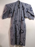 Kimono/roupão japonês Yukata de algodão, padrão geométrico em preto e branco com símbolos Kanji. Sem uso. MARCADO MADE IN JAPAN. Med. 150 cm comprimento.