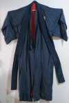 Kimono/roupão japonês Yukata, na cor azul marinho forrado em cetim  vermelho. Sem uso. MARCADO MADE IN JAPAN. Med. 150 cm comprimento.