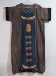 Chilaba  Egipcia decorada com esfinges, águias e escaravelos. Um desfiado na cola. Med. 115 cm comprimento.