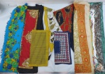 Conjunto de oito (08) lenços tamanhos e procedências variadas dentre indianos e dois da grife italiana  Pierre Cardin. Med. dos lenços Pierre Cardin menor 40 x 40 cm, maior 80 x 80 cm.