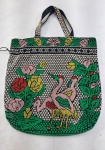 VINTAGE-  Bolsa Tote dos anos 70 com miçangas coloridas decorada com motivos de garças e rodsas. Med. 40 x 40 cm mais alças.