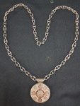 PRATA- Colar corrente em prata Egipcia com pingente amuleto, dupla fases da lua e o sol. Med. 62 cm comprimento aberto, peso 34 gramas.