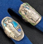 PRATA VINTAGE- Dois ( 02) anéis em prata, decorados com figuras de monge chineses e gueixa, aro regulável. Peso 18 gramas. Obs: com falhas no esmalte.