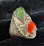 PRATA VINTAGE- Anel grande em prata com incrustação de pedra turquesa e coral. Aro 24 , peso 22 gramas.