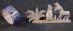 Duas (02) peças em prata mexicana 925 , um broche decorado com figuras típicas de arbustos e burrico e anel mexicano com detalhes esmaltado em arabesco. Medidas broche 3,5 x 7 cm diâmetro, peso 6,7 gramas, anel 9,7 gramas, aro 33. Peso total 17 gramas.
