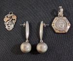 PRATA VINTAGE- Três (03) peças em prata, um par de brincos com esfera e pingente vazado do Deus Hélio da Mitologia Grega. Peso 22 gramas. Obs: Pingente falta o aro.