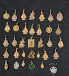 Conjunto com trinta e quatro (34) medalhas religiosas, tendo ao centro a Nossa Senhora da Aparecida, São Jorge, Santa Clara, Nossa Senhora de Lurdes e outros.