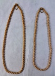 Dois (02) elegantes colares no estilo Art Decó, em pérolas de Maiorca, fecho em prata 925 com pega ladrão. Medidas aberto 70 cm e 80 cm.