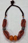 MARROCOS -Exótico colar com canutilhos em coral, lápis lazuli,e grande pingente  e dois grandes pingentes em âmbar. Med. aberto 75 cm comprimento.