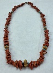 VINTAGE- Colar  em cascalho de coral rosa, contas de turquesa e metal dourado. Med. aberto 56 cm comprimento.