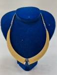 MARFIM- Elegante e rara gargantilha marroquina em marfim ,Sex XIX, representando presas, acabamento em prata 925 e corrente em metal prateado. Med. aberto 50 cm.