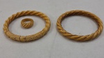 MARFIM- Duas (02) pulseiras em marfim , no feitio torçaide com acabamento em fio de ouro ( 8 cm diâmetro), uma torçaide esculpida com duas cabeças de elefante e fio de ouro ( 8,3 cm diâmetro), um anel em marfim com fios de ouro ( aro 19).