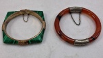 Duas (02) pulseiras uma em ágata vermelha com fecho em metal prateado ( 8 cm diâmetro) e uma em Malaquita com acabamento e fecho em metal ( 8,5 cm diâmetro).