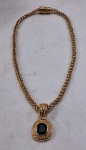 VINTAGE- Uma (01) gargantilha Cubana com elos de corrente em metal dourado, pingente com pedra ônix lapidada , fecho com imã. Med. aberto 45 cm comprimento.