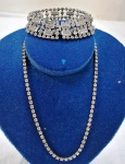 Elegante conjunto de gargantilha e bracelete confeccionado em metal prateado cravejado  com cristais estilo Swarovski . Possui fecho de segurança. Medidas gargantilha 36 cm aberto- bracelete 19 cm aberto.