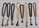 Oito (08) terços Islâmicos conhecido como Tasbih, Misbaha ou contas de oração, geralmente composta por 33 contas para auxiliar na contagem das orações. Todos em pedra como olho de tigre, onix, madrepérola, Murano, quartzo rosa e etc. Med. 20 cm .