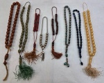 Oito (08) terços Islâmicos sendo três Tasbih ou Komboloi, dois em pedra, um em metal prateado, cinco em Tasbih Misbaha, três em resina, um na cor âmbar e furta cor, um em Murano, um em pedra no tom azul. Med. maior 27 cm comprimento.