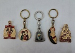 Cinco (05) peças de souvenirs sendo três chaveiros da Sagrada Família, Menino Jesus, Nossa Senhora de Fátima e dois imãs de geladeira de Belém " Basilica da Natividade e Cristo Crucificado".