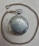Antigo Relógio de Bolso Molnija modelo HUNTER, anos 50, tampa protetora em metal lavrada com imagem de pássaro e guirlanda  em alto relevo, corrente chatelaine, fabricado na URSS-União das Repúblicas Socialistas Soviéticas para funcionários das ferrovias turcas. A fábrica de relógios Molnija foi inaugurada em 17 de novembro de 1947. O mostrador assinado: MOLNIJA,Feito na USSR (CCCP). Relógios exclusivos também foram produzidos especificamente para uso em tanques soviéticos Em excelente estado de conservação, sem funcionamento aparente. Medidas aproximadas: Diâmetro 4,9cm / Cordão 28cm.
