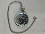 Antigo Relógio de Bolso Molnija, anos 50, tampa protetora em metal lavrada com imagem de pássaro em alto relevo, corrente chatelaine, fabricado na URSS-União das Repúblicas Socialistas Soviéticas para funcionários das ferrovias turcas. A fábrica de relógios Molnija foi inaugurada em 17 de novembro de 1947. O mostrador assinado: MOLNIJA CAENAHO ,Feito na USSR ( B CCCP). Relógios exclusivos também foram produzidos especificamente para uso em tanques soviéticos Em excelente estado de conservação, necessita revisão.. Medidas aproximadas: Diâmetro 4,9cm / Cordão 28cm.