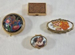 Quatro (04) caixas porta pílulas em metal dourado, tampas com decorações e formatos variados. Med. maior redonda 5,5 cm.