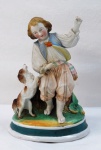 Uma escultura em biscuit europeu, representando " Jovem Camponês" em rica policromia, Séc XIX.. Manufatura no verso. Med. 20 x 14 cm.