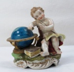 Uma escultura em biscuit europeu, representando " Querubin sentado ao lado de um globo terrestre" em rica policromia, Séc XX.. Manufatura espanhola. Med. 13 x 12 x 10 cm.
