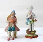 Uma escultura em biscuit europeu, representando " Putino e  Nobre francês em traje de época" em rica policromia, Medidas 10 e 12 cm altura.