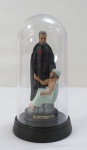 Arte sacra: São Camilo de Lellis, imagem em resina italiana, ricamente policromada, acondicionada em redoma em acrílico. Med. imagem 15 cm altura - Total 20 x 10 cm.