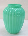 Vaso bojudo, ricamente elaborado em vidro artístico, soprado na cor verde, decorado em gomos. Med. 13 cm  x 10 cm.