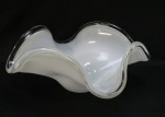 Grande centro de mesa estilo Art Deco, em vidro de  Murano branco leitoso, corpo ovalado c/ bordas onduladas translúcida. Med. '17 x 44 cm.
