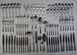 HÉRCULES- Faqueiro em aço inox composto; de  doze colheres de sopa, onze garfos de mesa. onze facas de mesa, doze garfos de sobremesa, doze facas de sobremesa, nove colheres de sobremesa, doze garfos de peixe, cinco colheres de café, e dez peças de servir grande concha, molheira, garfo e faca trinchante, colher de arroz, um garfo e uma colher para salada, espátula e garfo para peixe e colher de açúcar.  TOTAL 94 PEÇAS.