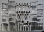 HÉRCULES- Faqueiro em aço inox composto; de  doze facas de mesa, doze facas de sobremesa, doze colheres de sopa, doze colheres de sobremesa, doze espátulas para peixe, doze garfos de sobremesa, doze colheres de chá, doze garfos de mesa, doze garfos de peixe, doze colheres café e nove peças para servir grande concha, concha para molho, garfo e faca trinchante, colher e garfo para salada, colher de arroz, espátula e garfo de peixe e colher de açúcar. TOTAL 129 PEÇAS.