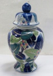 Grande potiche  em porcelana oriental, esmaltado em farta policromia com decoração com frutos e folhagens nos tons verde, rosa e azul cobalto, sobre fundo dourado. Medindo: 28 x 14 cm.