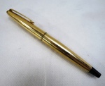 PARKER- uma (1) antiga caneta tinteiro, marca PARKER, corpo e tampa, folheada à ouro  1/10 12 K - 8.F. usada, não testada e sem garantia, vide foto. Med. 14 cm comprimento.