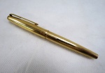 PARKER- uma (1) antiga caneta tinteiro, corpo e tampa dourado. Gravada nome do proprietário e datado  01/08/64. usada, não testada e sem garantia, vide foto. Med. 14 cm comprimento