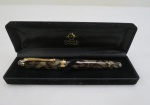 Caneta JINHAO esferográfica roller ball, corpo em cristal de gramado com detalhes em dourado. Acondicionada em estojo original acamurçado. Sem uso.